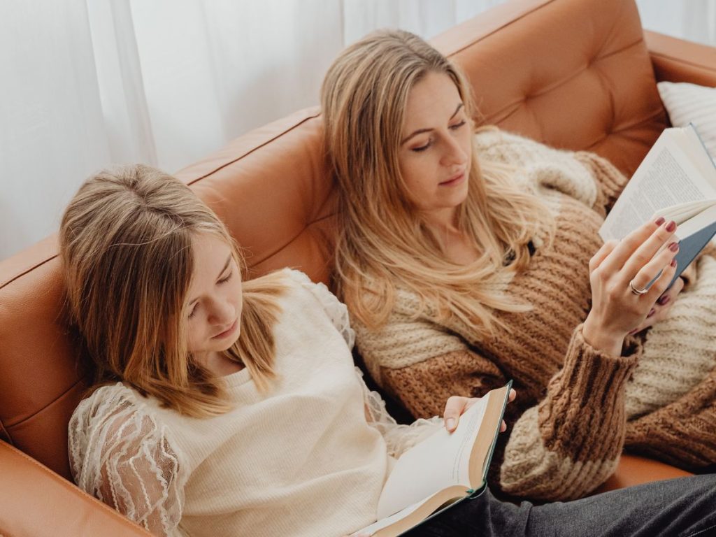 mother-and-daughter-reading